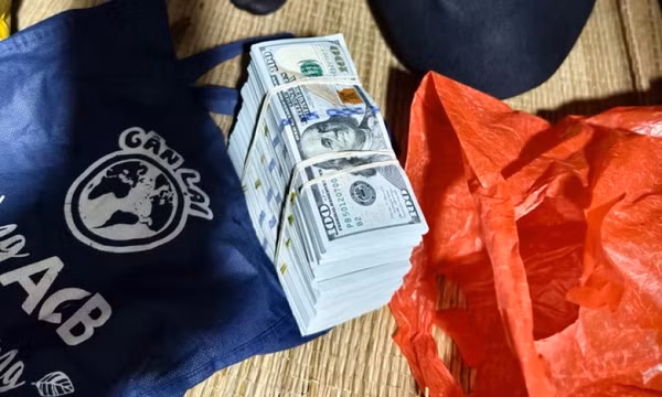 Người phụ nữ thu mua phế liệu ở Hà Nội, nhặt được 105.000 USD nhưng... tưởng là tiền âm phủ
