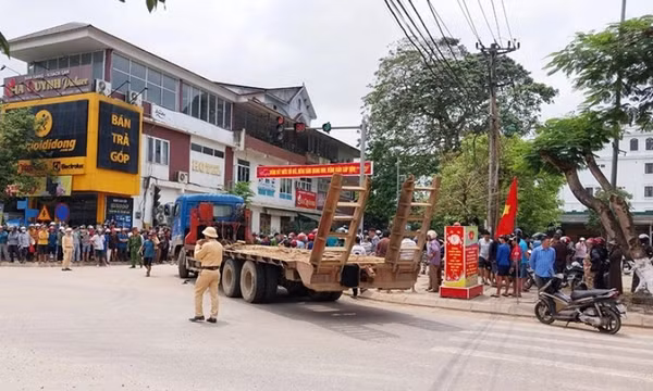 Va chạm với xe tải hết hạn kiểm định, nam thanh niên tử vong thương tâm
