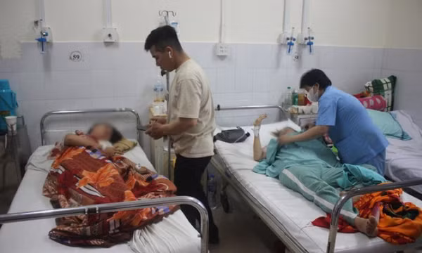 Nóng: Số người nghi ngộ độc sau ăn cơm gà Trâm Anh tăng lên 345, 1 ca chuyển biến nặng