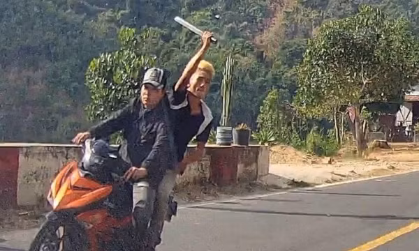Thanh niên vung mã tấu chém vào ô tô trên quốc lộ