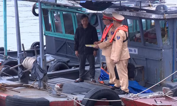 Tạm giữ tàu đeo bám tàu du lịch để bán hàng rong trên Vịnh Hạ Long
