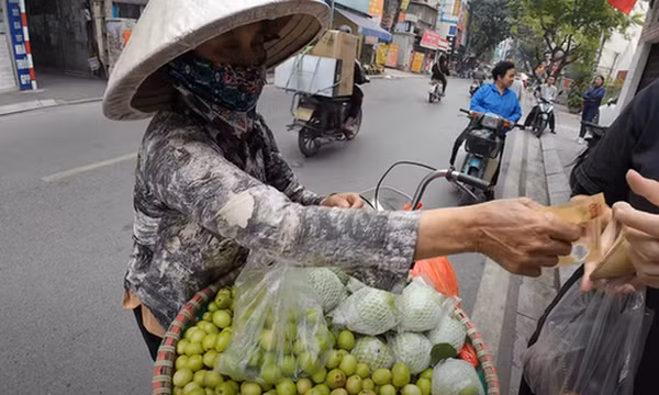 Phạt người bán hàng rong tính bán túi táo nhỏ giá 200.000 đồng cho khách Tây