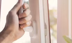 Có nên mở cửa sổ khi bật máy hút mùi?