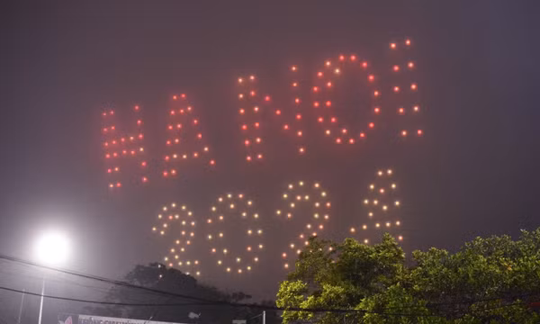 Mãn nhãn màn trình diễn ánh sáng của 300 máy bay không người lái ở Hồ Tây