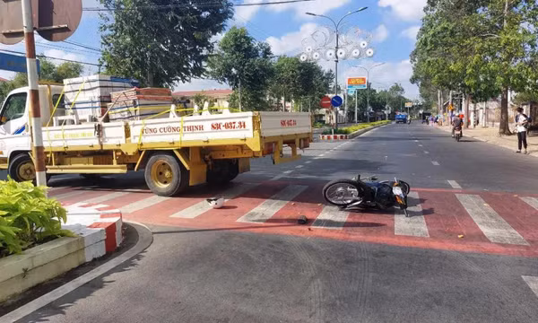 Đi tốc độ nhanh, nam sinh tông trúng ô tô đang sang đường