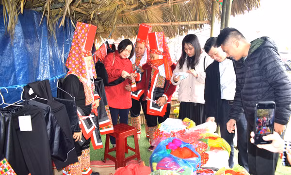 Chợ phiên vùng cao Ba Nhất xã Quảng An, huyện Đầm Hà