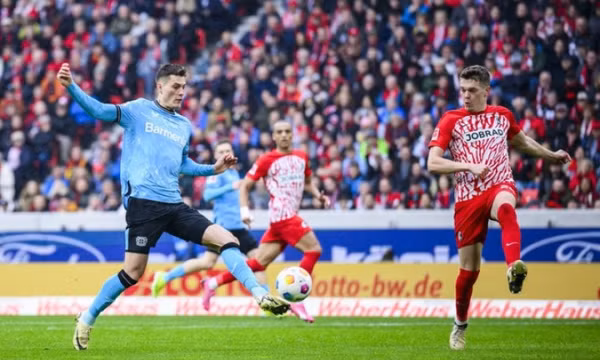 Leverkusen tiến thêm một bước đến ngôi vương Bundesliga