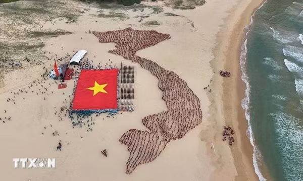 Trang nghiêm, xúc động Lễ thượng cờ Tổ quốc tại Bãi Môn-Mũi Điện ở Phú Yên