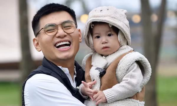 Những em bé triệu view lên game show