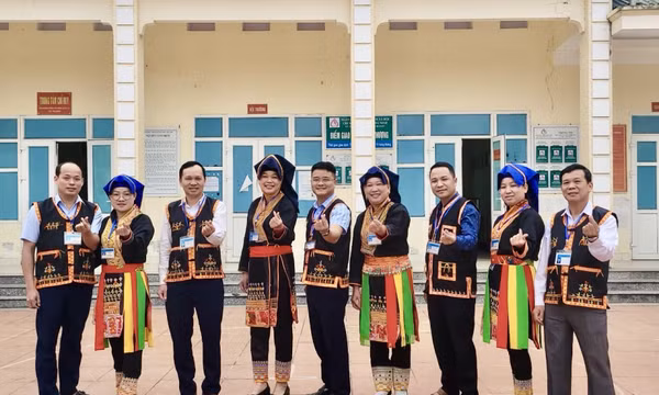 Công chức xã Kỳ Thượng (TP Hạ Long) mặc trang phục dân tộc Dao đi làm