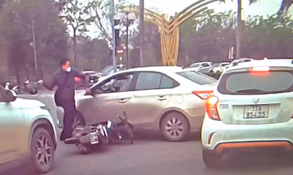 Người hùng hổ đập phá kính xe ô tô sau va chạm giao thông là cán bộ hải quan