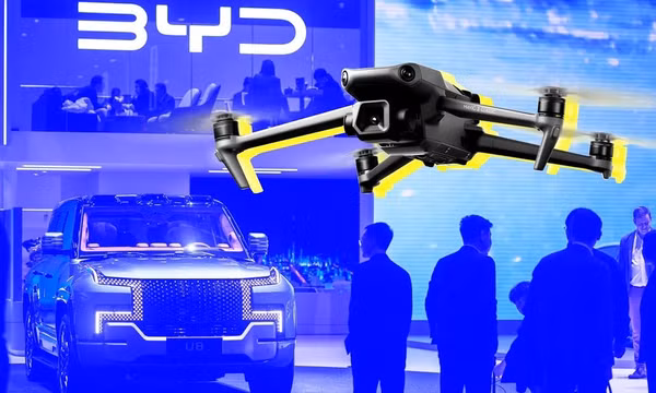 Xe điện Trung Quốc được bán kèm drone