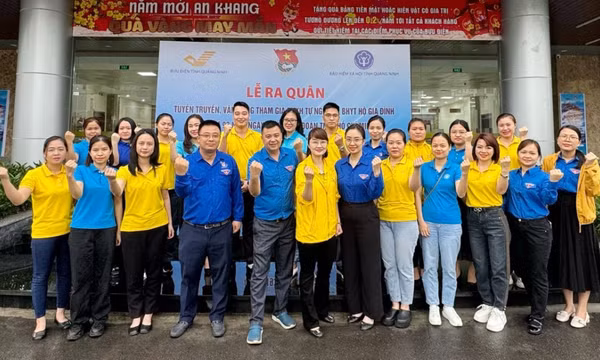 Tuổi trẻ BHXH tỉnh và Bưu điện tỉnh ra quân tuyên truyền, vận động người dân tham gia BHXH tự nguyện, BHYT hộ gia đình