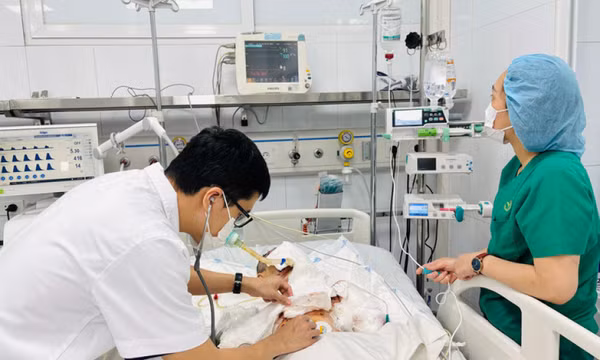 Máy tính phát nổ khi học bài, bé trai 13 tuổi phải cắt cụt tay, mù mắt