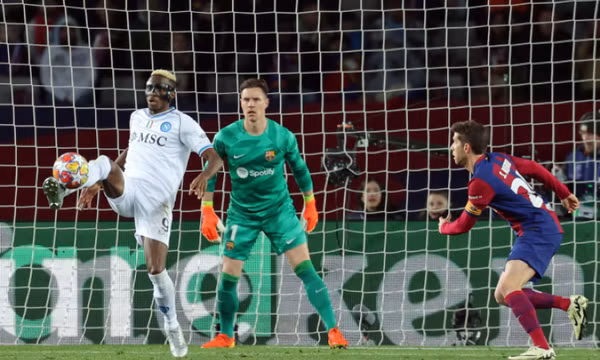 Lewandowski đưa Barca vào tứ kết Champions League