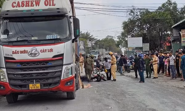 Mẹ khóc ngất khi thấy con gái 11 tuổi chết thảm trên đường đi học về