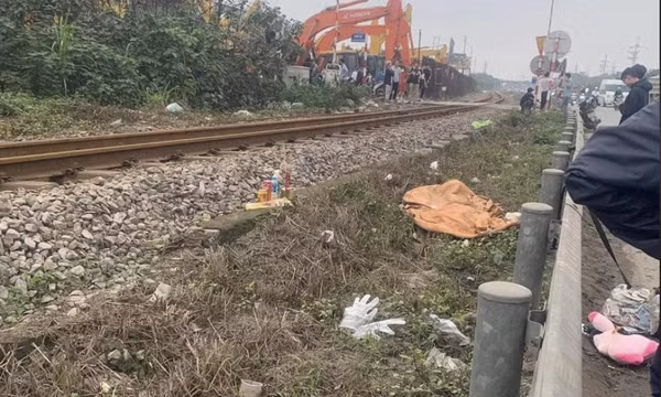 Băng qua đường tàu có rào chắn, nữ sinh bị đâm tử vong ở Hưng Yên
