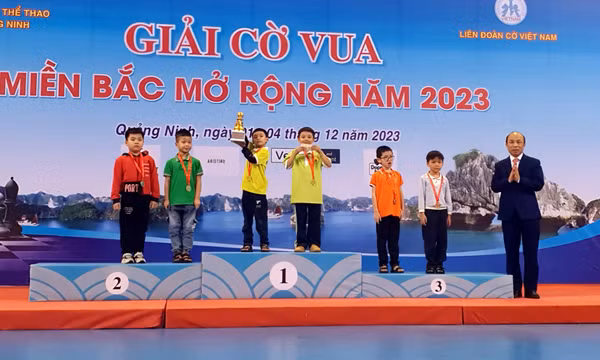 Từ trò tiêu khiển thành kỳ thủ nhỏ giàu triển vọng 