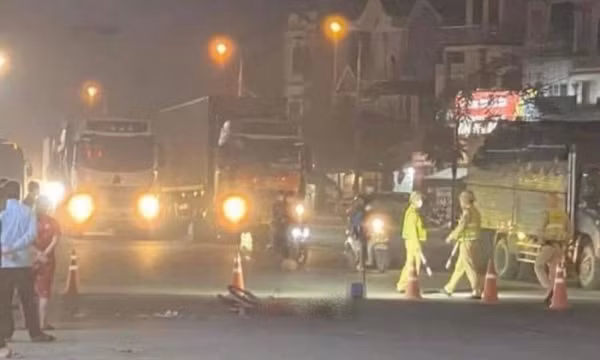 Bị xe đầu kéo đi phía sau cán qua người, bé trai 11 tuổi tử vong trên QL1A