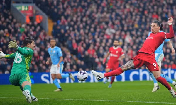 Liverpool và Man City níu chân nhau