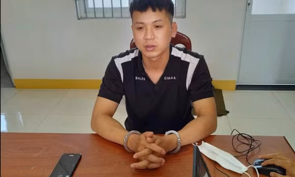 Giả vờ vào tiệm mua rồi giật vàng bỏ chạy