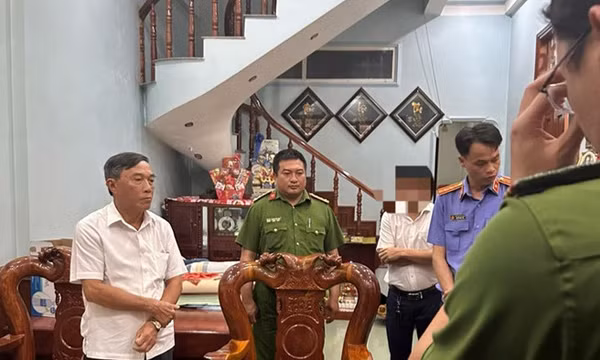 Bắt tạm giam nguyên Phó Chủ tịch huyện và Giám đốc văn phòng đăng ký đất đai
