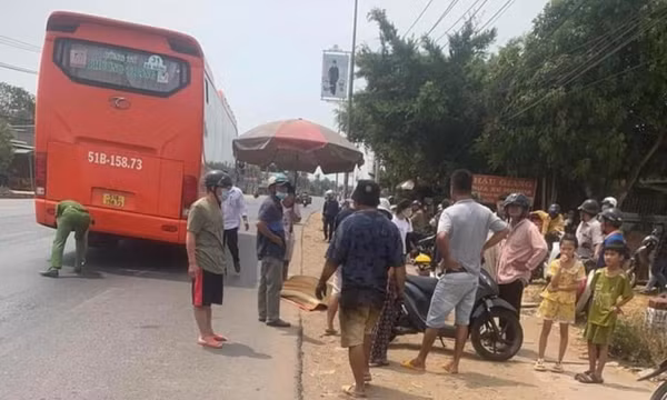 Ô tô khách va chạm xe máy ở Đồng Nai, một phụ nữ tử vong tại chỗ