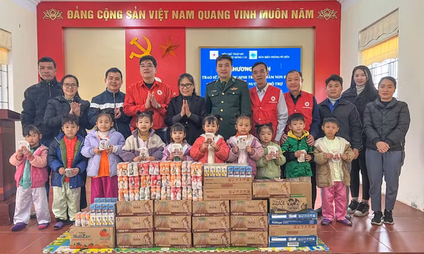 Tặng sữa dinh dưỡng cho học sinh xã vùng cao Hải Sơn