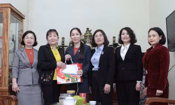 Trao tặng 90 suất quà nhân Ngày Quốc tế hạnh phúc