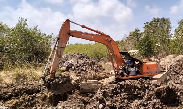 Xe máy tông vào xe cuốc, hai thiếu niên nhập viện