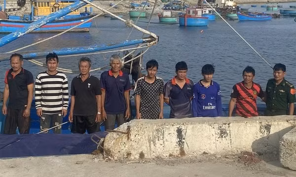 Ghe chở 9 người bị tàu hàng đâm chìm