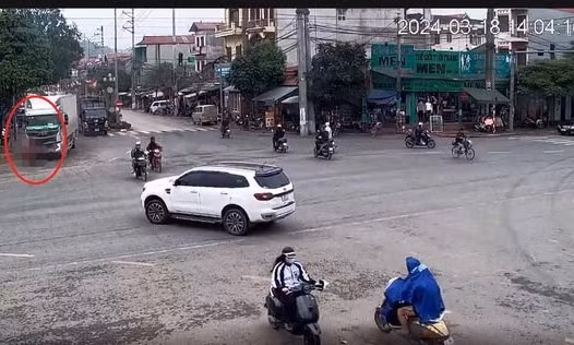 Xe tải va chạm xe đạp khiến nam sinh lớp 6 tử vong