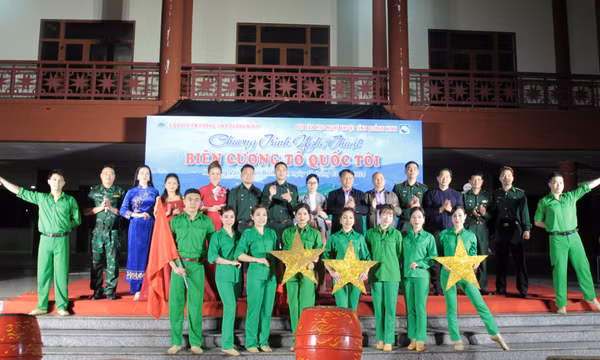Đêm nhạc phục vụ đồng bào và chiến sĩ biên giới ở Bình Liêu
