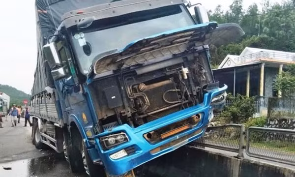 Tài xế ngủ gật, ôtô tải bay lên dải phân cách khiến nhiều người hú vía ở Quảng Ngãi