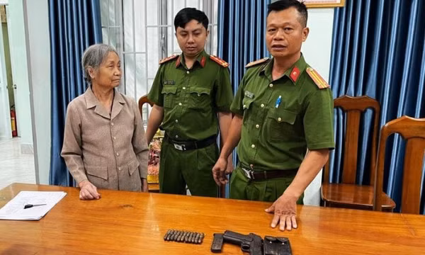 Dọn nhà phát hiện khẩu súng và 22 viên đạn, bà lão 75 tuổi giao nộp công an