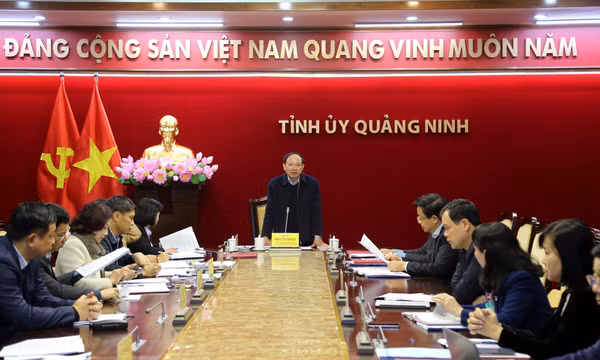 Tạo chuyển biến mạnh mẽ, toàn diện, đồng bộ, liên tục công tác xây dựng Đảng, hệ thống chính trị và nâng cao chất lượng đội ngũ cán bộ