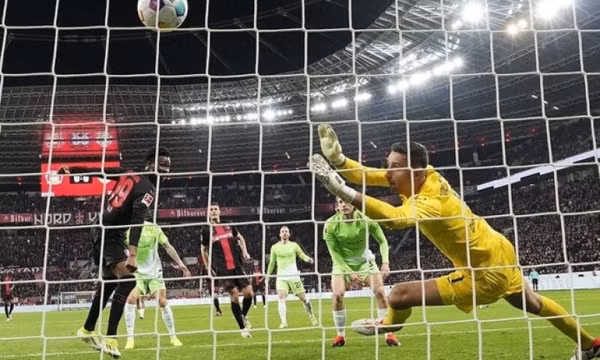 Leverkusen lập lại cách biệt 10 điểm với Bayern