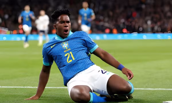 Tiền đạo 17 tuổi của Brazil làm nên lịch sử