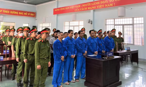 Đập phá tài sản công ty, 21 bị cáo lãnh án tù
