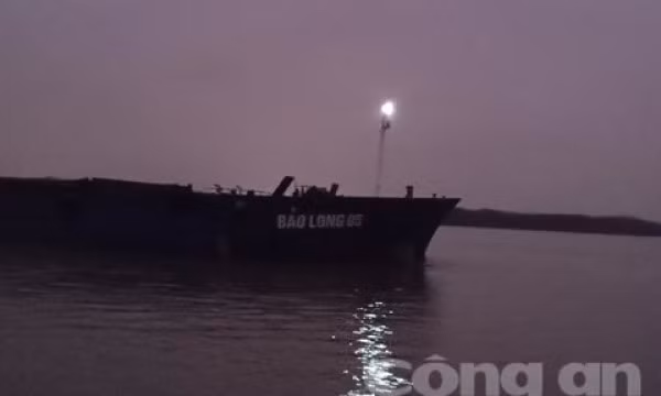 Sà lan chìm sau va chạm với tàu biển ở Nhà Bè