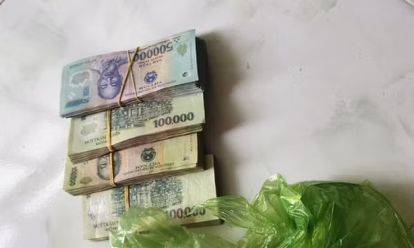 Đi thăm ruộng rau, người phụ nữ bị trộm 95 triệu đồng trong cốp xe máy