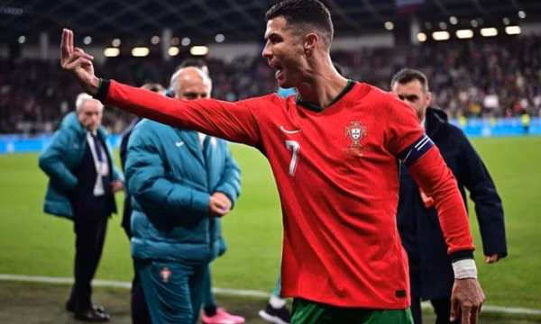 Ronaldo quát trọng tài vì bỏ qua 2 quả phạt đền