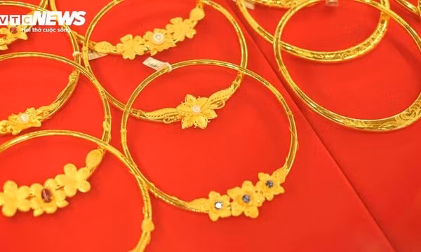 Giá vàng lấy lại đỉnh cao lịch sử 82,2 triệu đồng/lượng