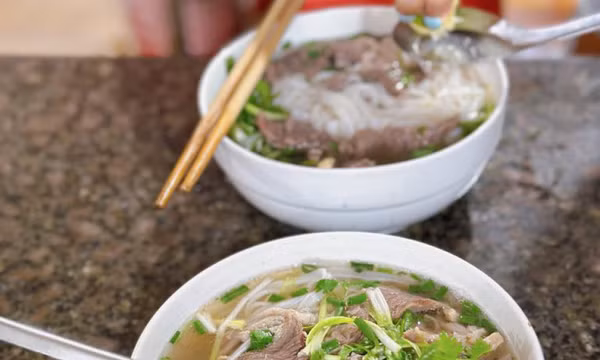 Lý do không nên vắt chanh vào bún, phở đang nóng