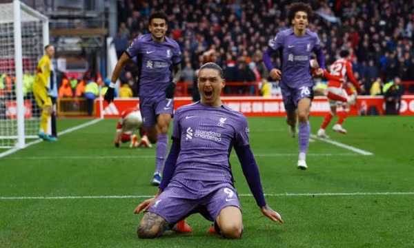 Premier League: Liverpool chắc ngôi đầu, căng thẳng derby Manchester