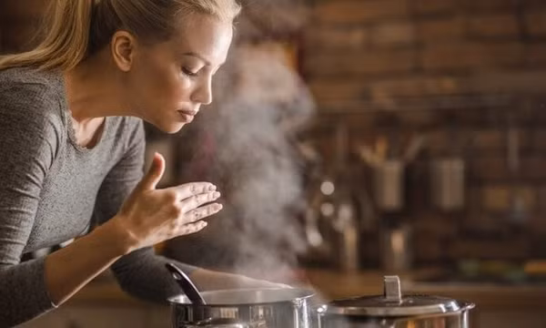 Cách khử mùi thức ăn bám trên quần áo