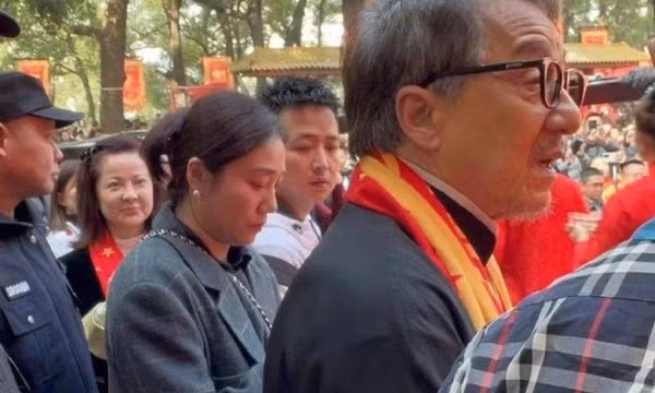 Thành Long trông già nua