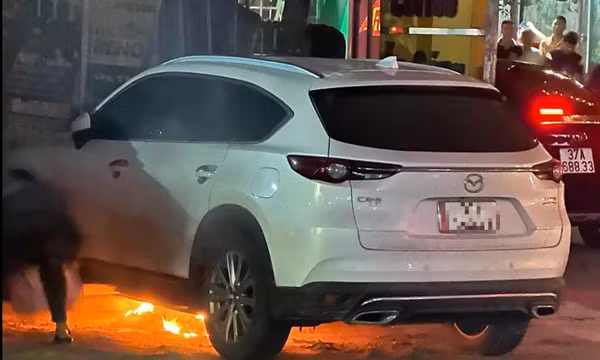 Xế hộp dừng bên đường bất ngờ bốc cháy dữ dội