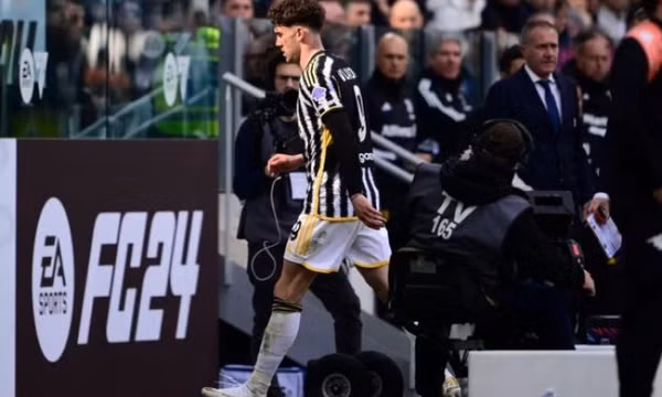 Vlahovic bị Juve phạt nội bộ sau chiếc thẻ đỏ
