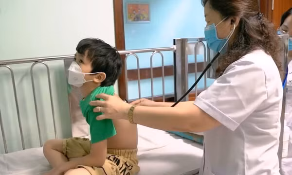 Trẻ đau họng có cần uống kháng sinh?